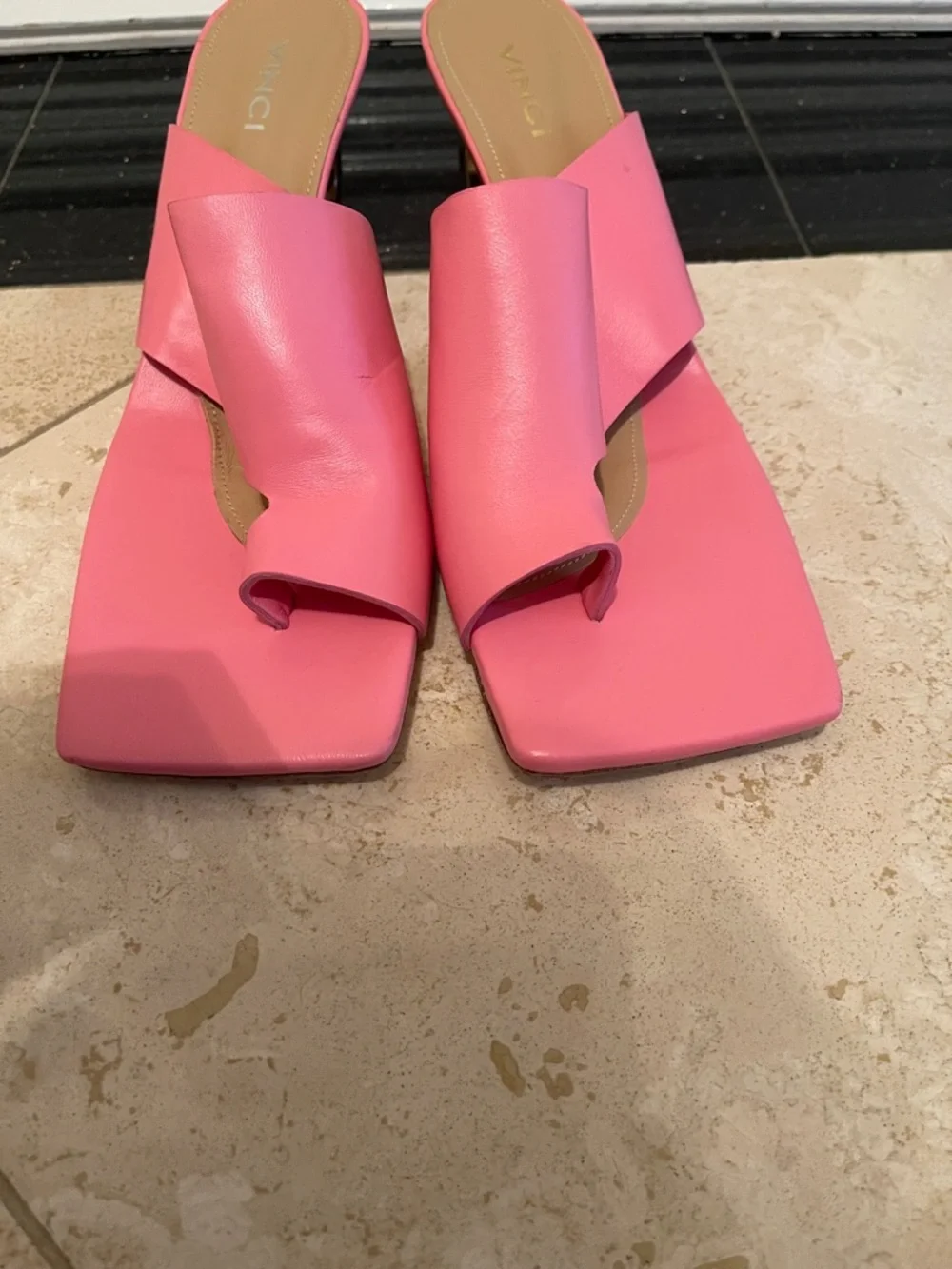 NWOT VINCI LEATHER gold heel sandal in sz 41 😍😍😍😍